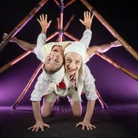 Esse outro
Com Companhia das Rosas. Direção: Clarice Cardell. Amanhã e domingo, às 11h e às 16h, no Teatro Silvio Barbato (Setor Comercial Sul, Quadra 02, Edifício Presidente Dutra). Entrada gratuita mediante reserva de ingressos (distribuídos uma hora antes de cada sessão) pelo e-mail: primeiroolharingressos@gmail.com Com  Erica Stoppel e Luara Bolandini

 -  (crédito:  Em Cena Produtora)