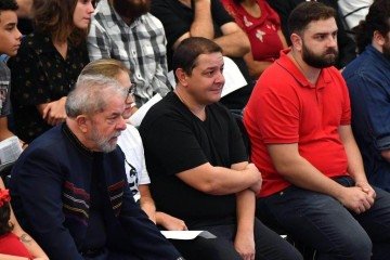 Lulinha (ao centro) é alvo de inquéritos por tráfico de influência e corrupção - (crédito: Geraldo Magela/Agência Senado) Lulinha (ao centro) é alvo de inquéritos por tráfico de influência e corrupção - (crédito: Geraldo Magela/Agência Senado)