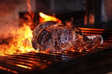 União
entre o entrecôte e a costela, o Tomahawk é destaque no Dia dos Pais
da Fazenda Churrascada - (crédito: Guilherme Felix CB/DA Press) União
entre o entrecôte e a costela, o Tomahawk é destaque no Dia dos Pais
da Fazenda Churrascada - (crédito: Guilherme Felix CB/DA Press)