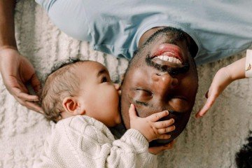 As interações do pai com seus filhos, por meio de brincadeiras, podem moldar sua resposta biológica à paternidade - (crédito: Getty Images) As interações do pai com seus filhos, por meio de brincadeiras, podem moldar sua resposta biológica à paternidade - (crédito: Getty Images)