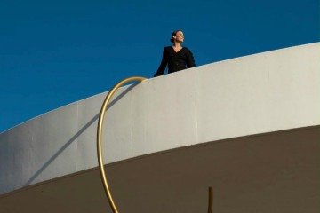 A obra Big piercing, da artista neerlandesa Janet Vollebregt, ficará em exibição até 4 de dezembro de 2026 -  (crédito: Divulgação)