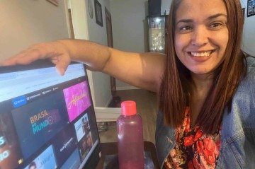Simone Magalhães segue o horário dos colegas no modelo presencial, mas admite que o expediente on-line 'é um alívio para a mente'
- (crédito: arquivo pessoal ) Simone Magalhães segue o horário dos colegas no modelo presencial, mas admite que o expediente on-line 'é um alívio para a mente'
- (crédito: arquivo pessoal )