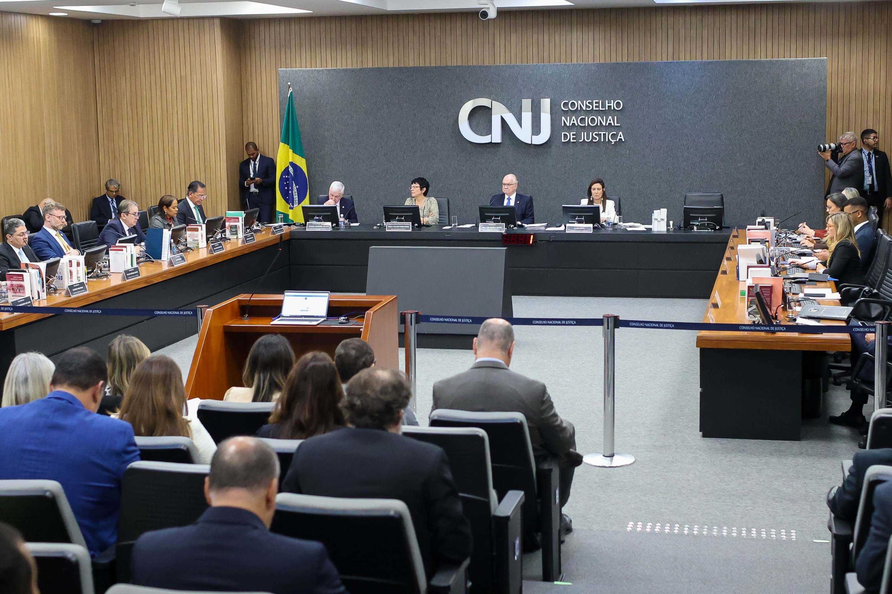 CNJ acaba com aposentadoria compulsória como pena máxima para juízes