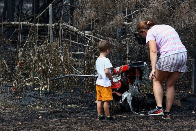 Vista aérea de edifícios destruídos por um incêndio florestal em Le Porge - (crédito: Reuters) Vista aérea de edifícios destruídos por um incêndio florestal em Le Porge - (crédito: Reuters)