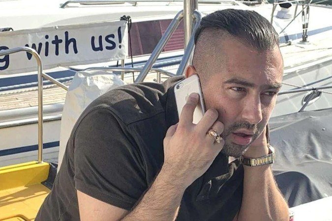 Johannes Natland no Aeroporto de Manchester, após ser autorizado a entrar no Reino Unido apesar das suspeitas levantadas por agentes da imigração - (crédito: Counter Terrorism Policing) Johannes Natland no Aeroporto de Manchester, após ser autorizado a entrar no Reino Unido apesar das suspeitas levantadas por agentes da imigração - (crédito: Counter Terrorism Policing)