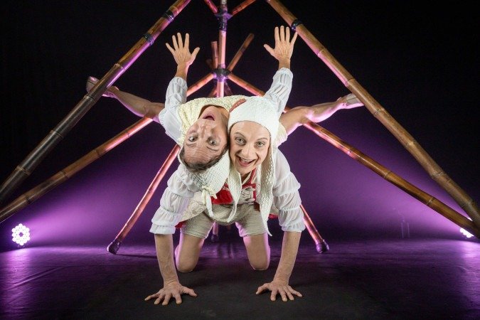 Esse outro
Com Companhia das Rosas. Direção: Clarice Cardell. Amanhã e domingo, às 11h e às 16h, no Teatro Silvio Barbato (Setor Comercial Sul, Quadra 02, Edifício Presidente Dutra). Entrada gratuita mediante reserva de ingressos (distribuídos uma hora antes de cada sessão) pelo e-mail: primeiroolharingressos@gmail.com Com Erica Stoppel e Luara Bolandini
- (crédito: Em Cena Produtora) Esse outro
Com Companhia das Rosas. Direção: Clarice Cardell. Amanhã e domingo, às 11h e às 16h, no Teatro Silvio Barbato (Setor Comercial Sul, Quadra 02, Edifício Presidente Dutra). Entrada gratuita mediante reserva de ingressos (distribuídos uma hora antes de cada sessão) pelo e-mail: primeiroolharingressos@gmail.com Com Erica Stoppel e Luara Bolandini
- (crédito: Em Cena Produtora)