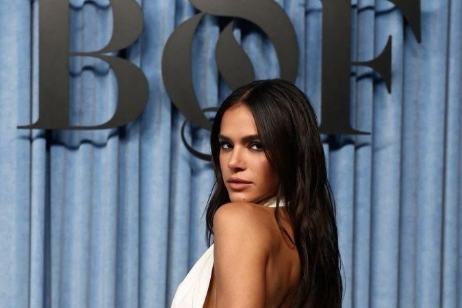 O decote nas costas surge em looks casuais e também nos mais sofisticados, como tapetes vermelhos e vestidos de casamento 