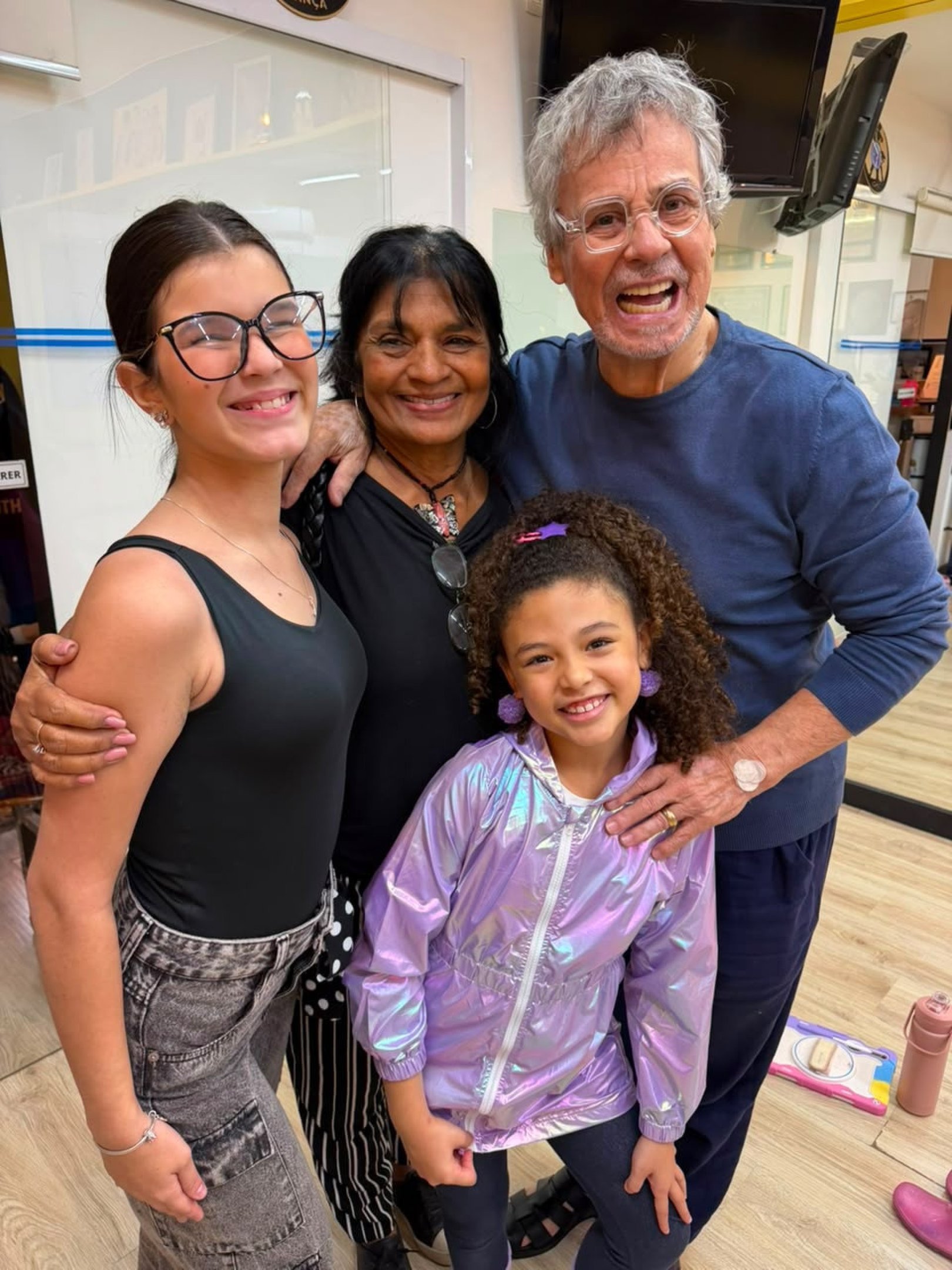Elis Cabral com Malu Medeiros, Ivana Mour&atilde;o e Carlinhos de Jesus