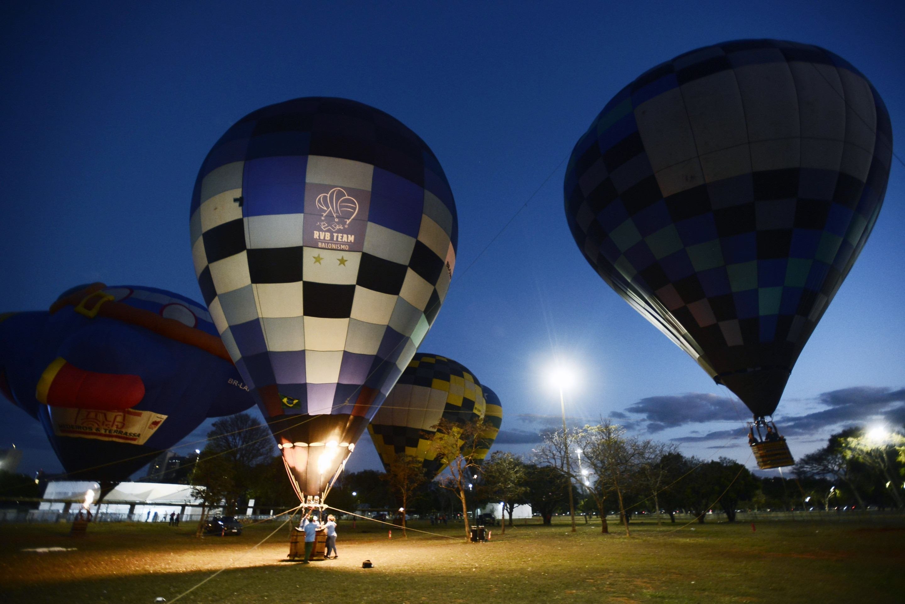 Céu de Brasília fica mais colorido com festival de esportes aéreos
