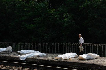 Homem caminha diante de corpos armazenados em sacos mortuários, em estação ferroviária de Kiev: civis na linha de fogo dos bombardeios - (crédito: Mykola Tymchenko/AFP)) Homem caminha diante de corpos armazenados em sacos mortuários, em estação ferroviária de Kiev: civis na linha de fogo dos bombardeios - (crédito: Mykola Tymchenko/AFP))