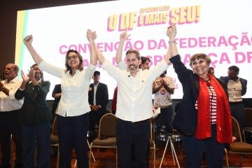 Leila do Vôlei, Leandro Grass e Érika Kokay em convenção da Federação Brasil da Esperança no Distrito Federal, formada por PT, PCdoB e PV - (crédito: Minervino Junior/CB/DA Press) Leila do Vôlei, Leandro Grass e Érika Kokay em convenção da Federação Brasil da Esperança no Distrito Federal, formada por PT, PCdoB e PV - (crédito: Minervino Junior/CB/DA Press)