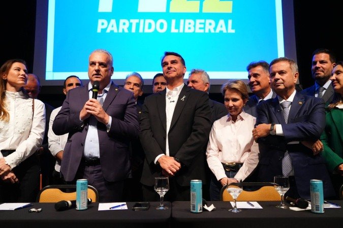 Flávio Bolsonaro anuncia vice para disputa à Presidência
Alfredo Gaspar é anunciado como vice de Flávio Bolsonaro na chapa à Presidência da República
Foto: Vittor Sales - (crédito: Vittor Sales/Flickr) Flávio Bolsonaro anuncia vice para disputa à Presidência
Alfredo Gaspar é anunciado como vice de Flávio Bolsonaro na chapa à Presidência da República
Foto: Vittor Sales - (crédito: Vittor Sales/Flickr)