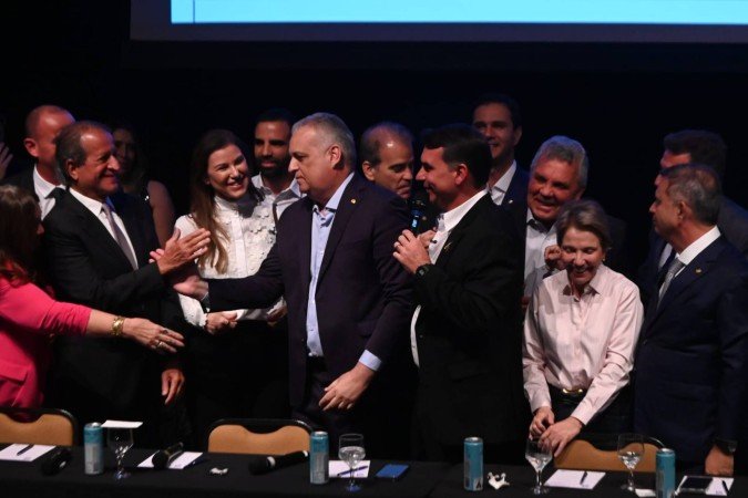 Aliado de Flávio Bolsonaro comemora vice e ataca cobrança por mulher na chapa