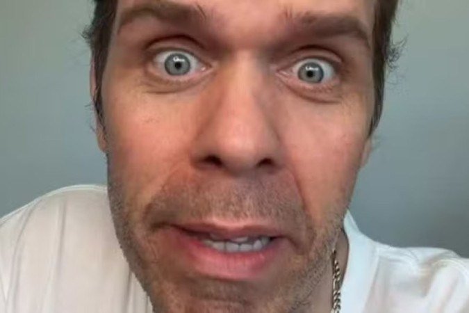 Perez Hilton é levado a hospital após live com automutilação