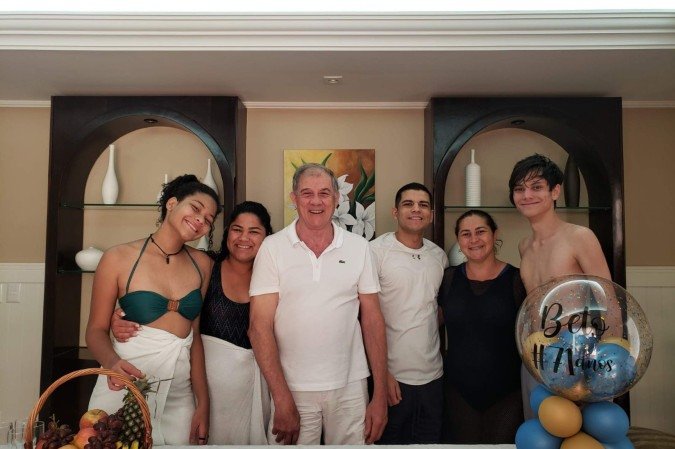José Roberto Biazon com a filha, Rita Helen, e os quatro netos: pai biológico 