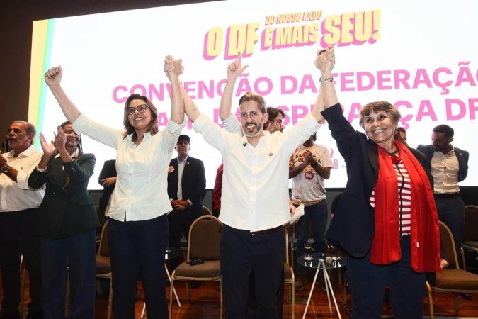Leila do Vôlei, Leandro Grass e Érika Kokay em convenção da Federação Brasil da Esperança no Distrito Federal, formada por PT, PCdoB e PV - (crédito: Minervino Junior/CB/DA Press) Leila do Vôlei, Leandro Grass e Érika Kokay em convenção da Federação Brasil da Esperança no Distrito Federal, formada por PT, PCdoB e PV - (crédito: Minervino Junior/CB/DA Press)