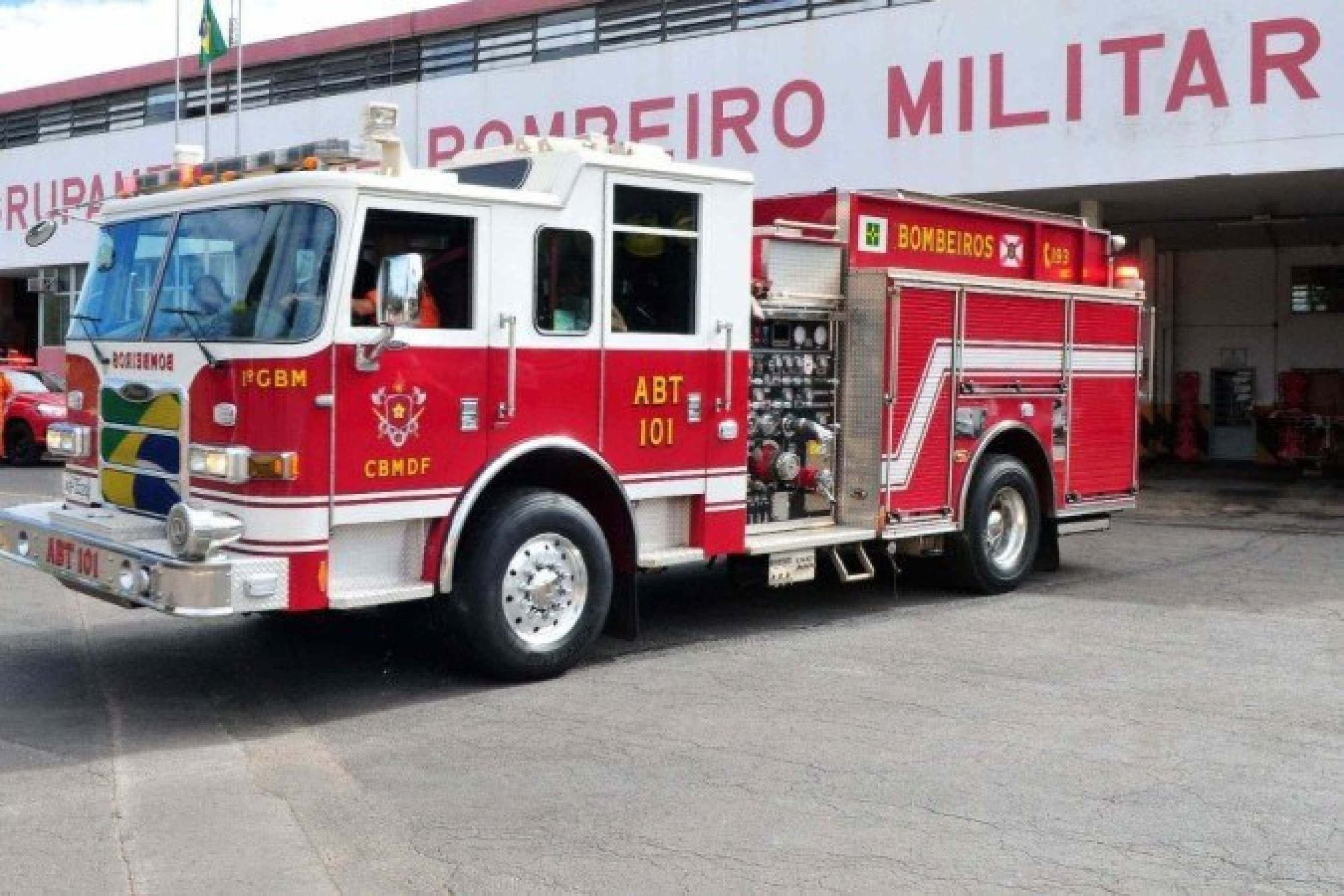 Incêndio atinge fábrica de gelo em Samambaia, e fumaça invade igreja