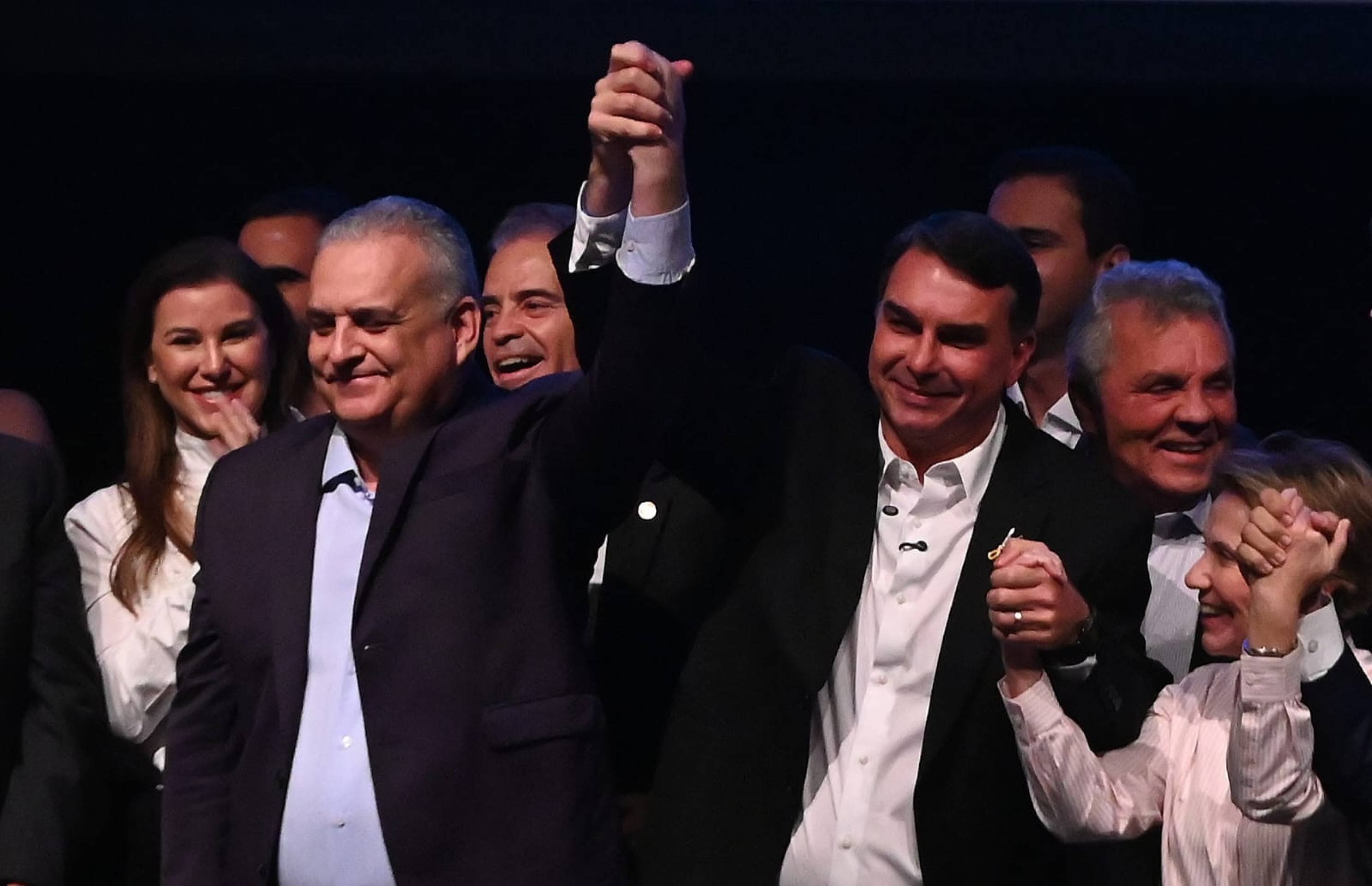 Alfredo Gaspar promete lealdade ao lado de Flávio Bolsonaro