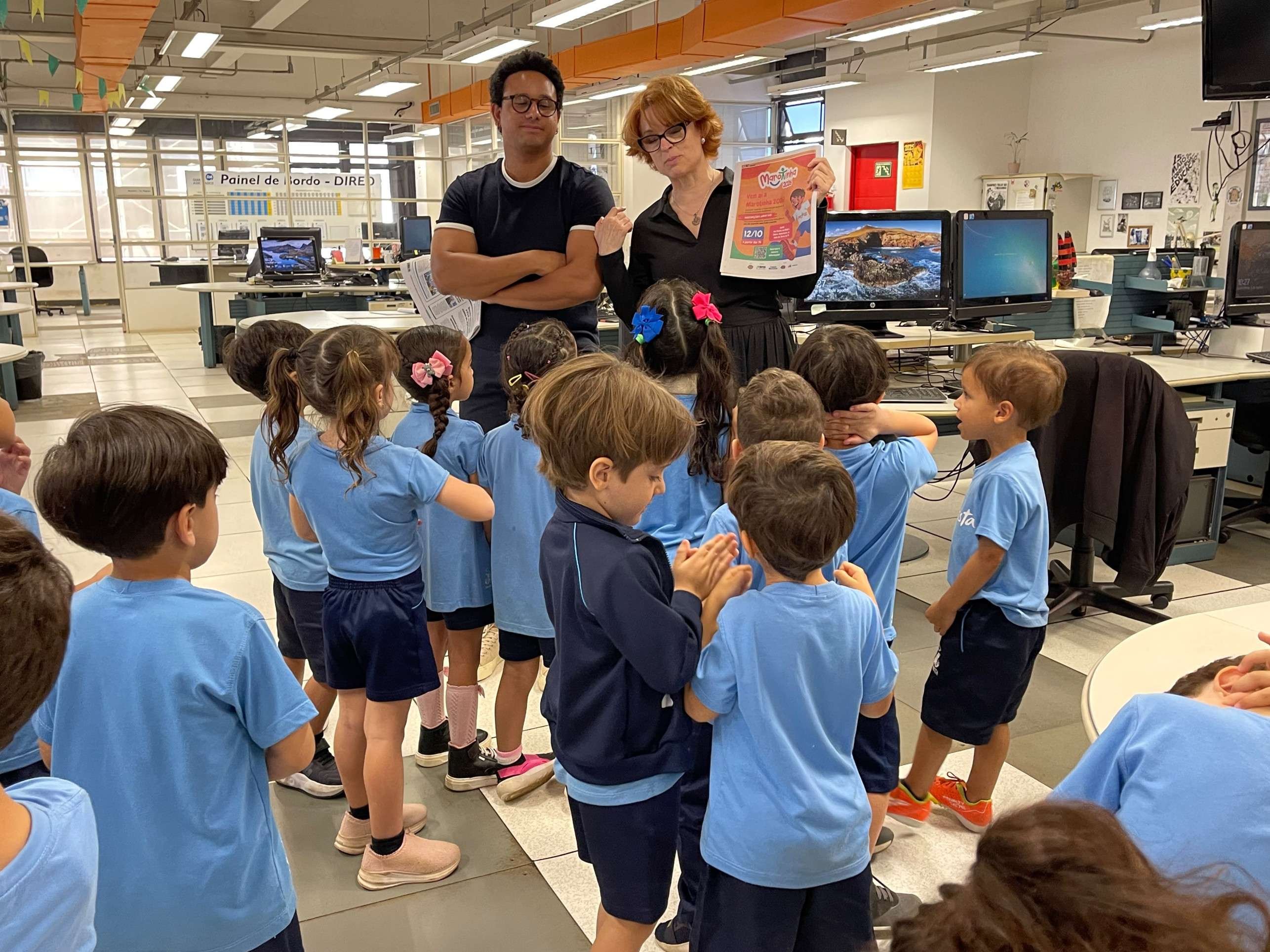 Visita de alunos da educa&ccedil;&atilde;o infantil do Col&eacute;gio Marista &agrave; reda&ccedil;&atilde;o do Correio em 5 de agosto