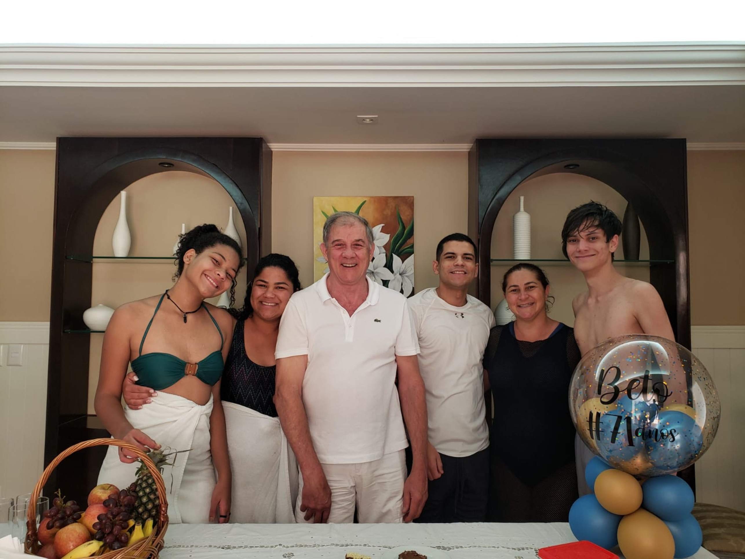 Jos&eacute; Roberto Biazon com a filha, Rita Helen, e os quatro netos 