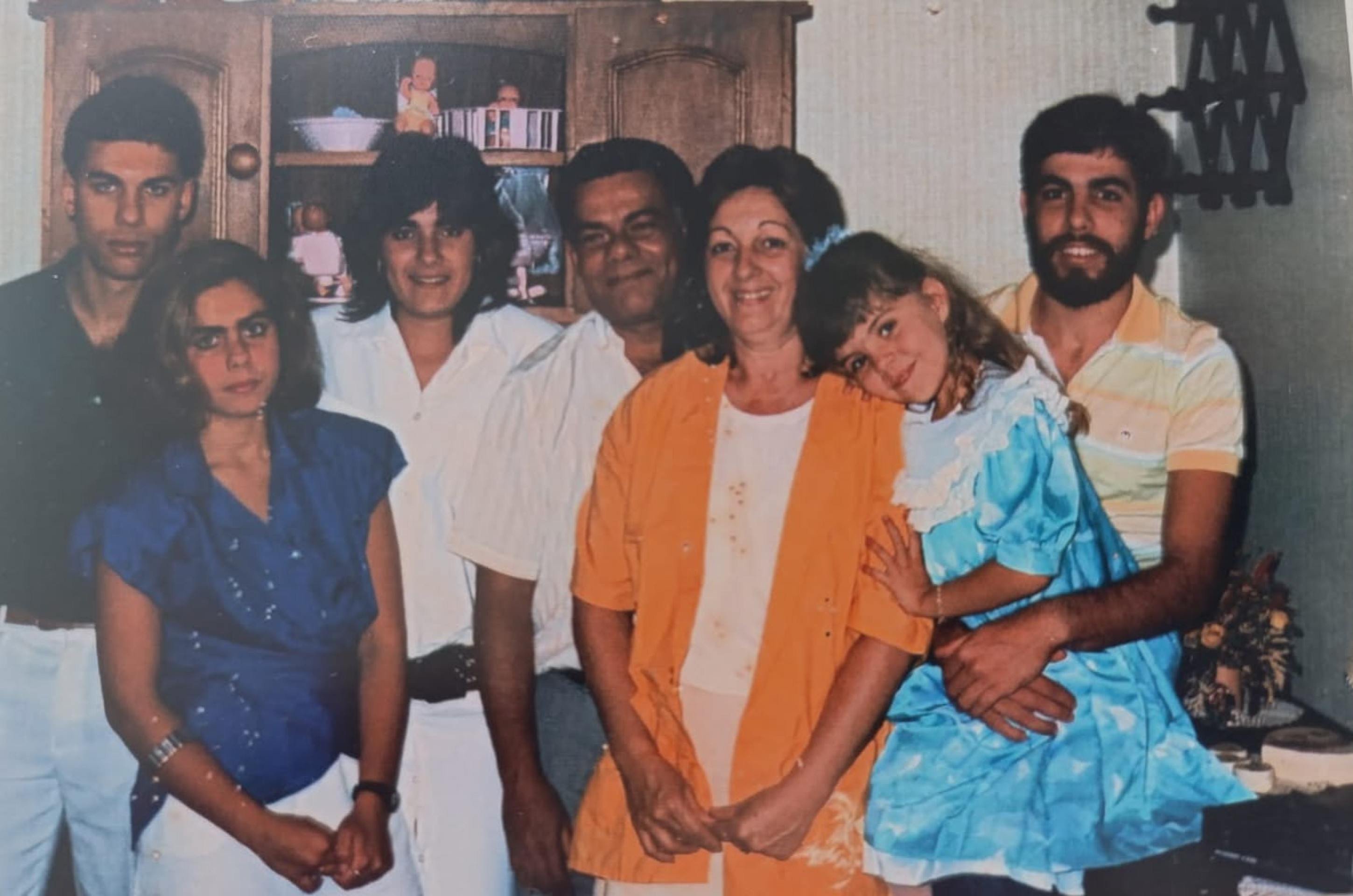 Fortunato e Elo&aacute; Santana deram para Gabriela um lar e uma fam&iacute;lia, com quatro irm&atilde;os
