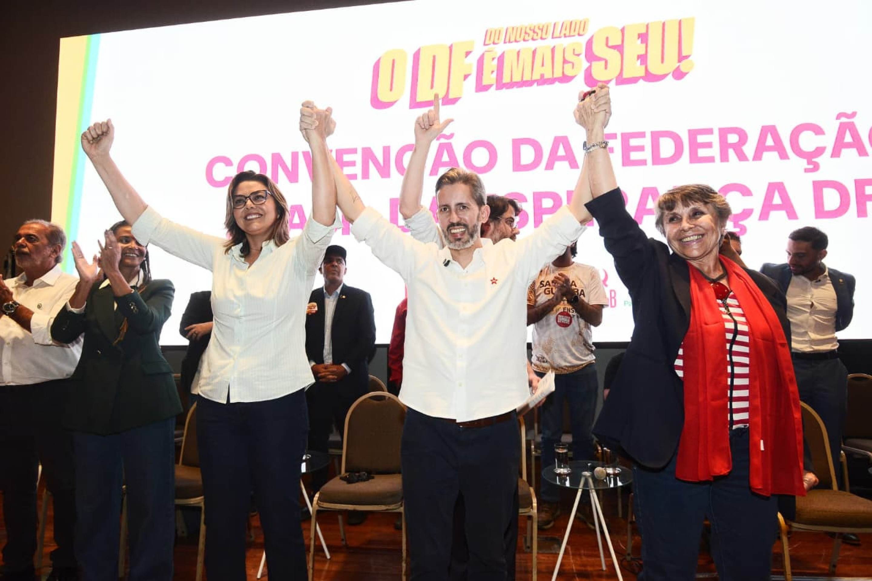 Em convenção, Leila Barros se posiciona ao lado de Leandro Grass e Erika Kokay