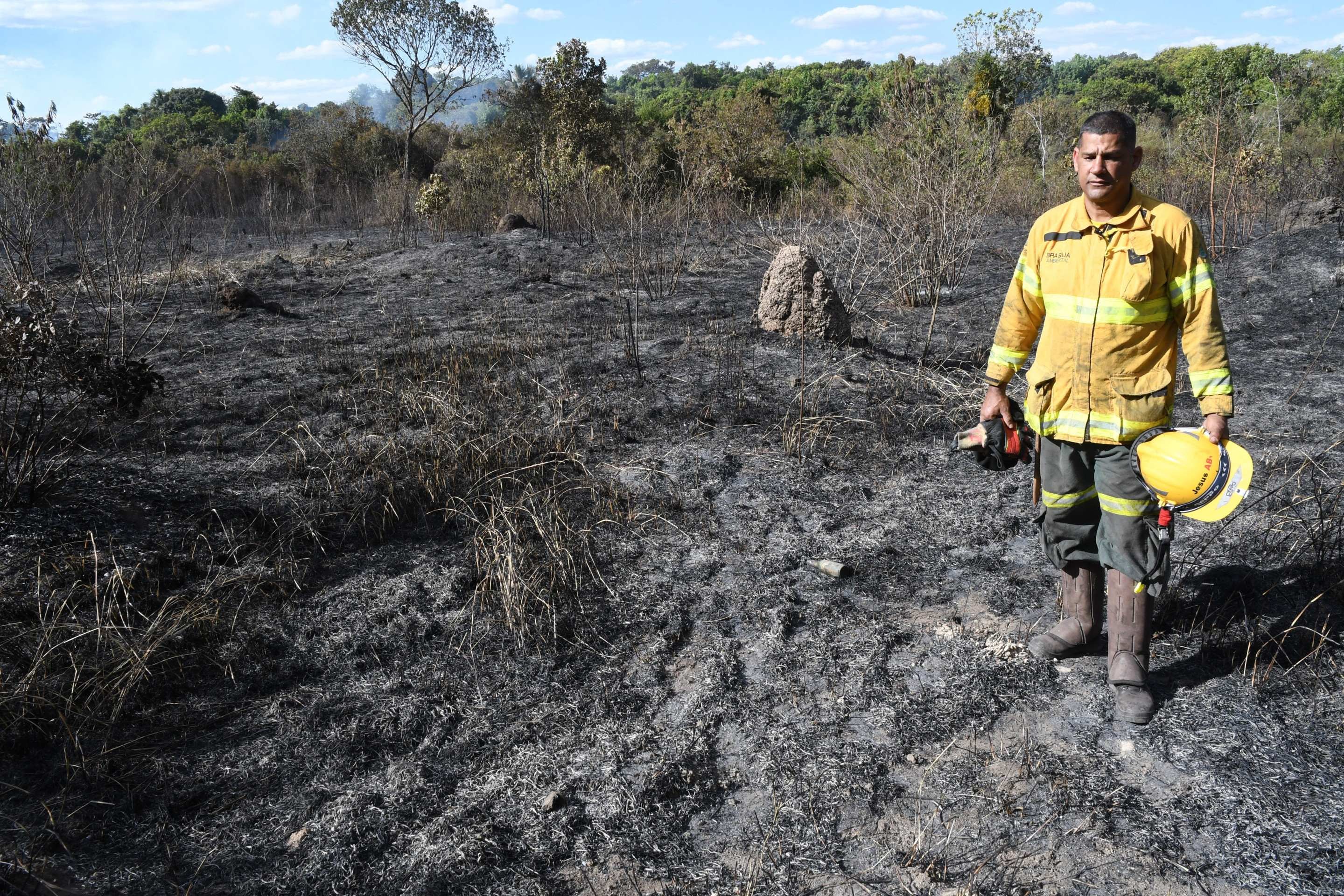  06/08/2026 Cr&eacute;dito: Marcelo Ferreira/CB/D.A Press. Brasil. Bras&iacute;lia - DF -  Bombeiros da Brigada Florestal combate foco de inc&ecirc;ndio pr&oacute;ximo ao Condominio Lucio Costa no Guar&aacute; 1