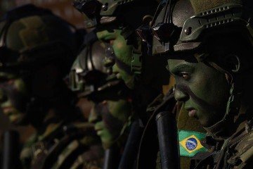 Militares brasileiros em formação -  (crédito: Getty Images)
