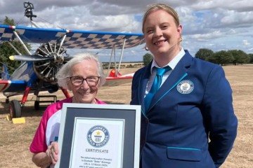 Betty Bromage ultrapassou a própria marca se tornando novamente a pessoas mais velha a praticar wing walker - (crédito: Reprodução/Guinness) Betty Bromage ultrapassou a própria marca se tornando novamente a pessoas mais velha a praticar wing walker - (crédito: Reprodução/Guinness)