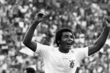 Com 91 gols em 280 jogos, Geraldão marcou seu nome na história alvinegra ao brilhar na conquista histórica de 1977 - (crédito: Reprodução/Redes sociais/Corinthians) Com 91 gols em 280 jogos, Geraldão marcou seu nome na história alvinegra ao brilhar na conquista histórica de 1977 - (crédito: Reprodução/Redes sociais/Corinthians)
