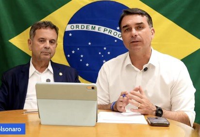 Senador Rogério Marinho (E) e Flávio Bolsonaro (D) -  (crédito: Reprodução/ YouTube)