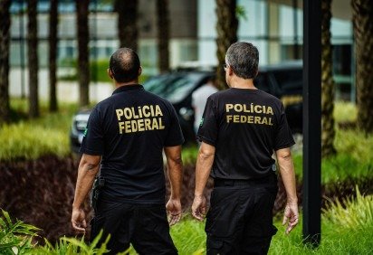 De acordo com a corporação, estão sendo cumpridos 25 mandados de busca e apreensão, 14 de prisão preventiva e cinco medidas de afastamento cautelar de cargos públicos -  (crédito: Rafa Neddermeyer/Agência Brasil) -De acordo com a corporação, estão sendo cumpridos 25 mandados de busca e apreensão, 14 de prisão preventiva e cinco medidas de afastamento cautelar de cargos públicos -  (crédito: Rafa Neddermeyer/Agência Brasil)
