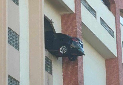 Motorista de 71 anos passa mal ao tentar tirar carro do estacioanmento e veículo fica pendurado a 20 metros em Nova Lima  -  (crédito: Reprodução/Redes sociais )