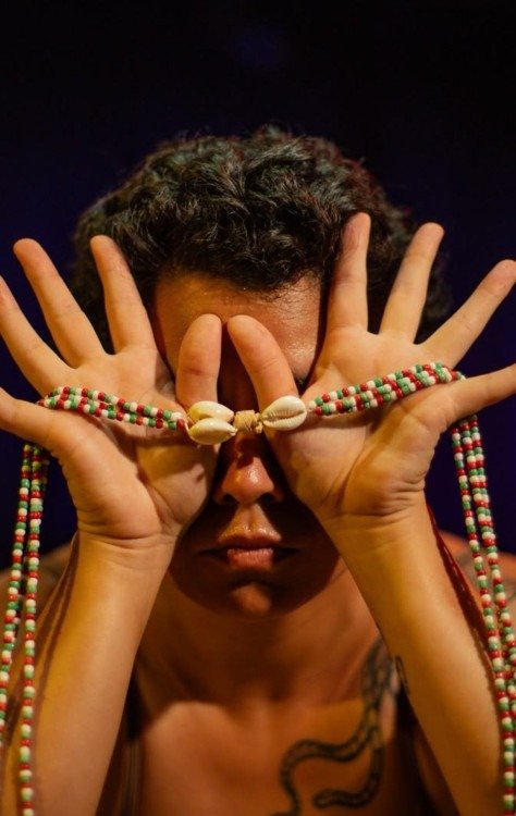 A obra traz para o público uma travessia entre passado, presente e futuro, revisitando memórias individuais e coletivas, questionando os processos históricos que moldaram a identidade brasileira - (crédito: Foto: Divulgação/Tatiana Reis) A obra traz para o público uma travessia entre passado, presente e futuro, revisitando memórias individuais e coletivas, questionando os processos históricos que moldaram a identidade brasileira - (crédito: Foto: Divulgação/Tatiana Reis)