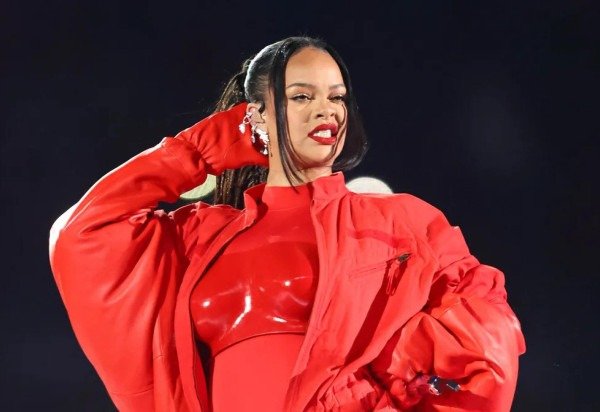 Rihanna durante show do intervalo no Superbowl — Foto: Mark J. Rebilas/USA TODAY Sports