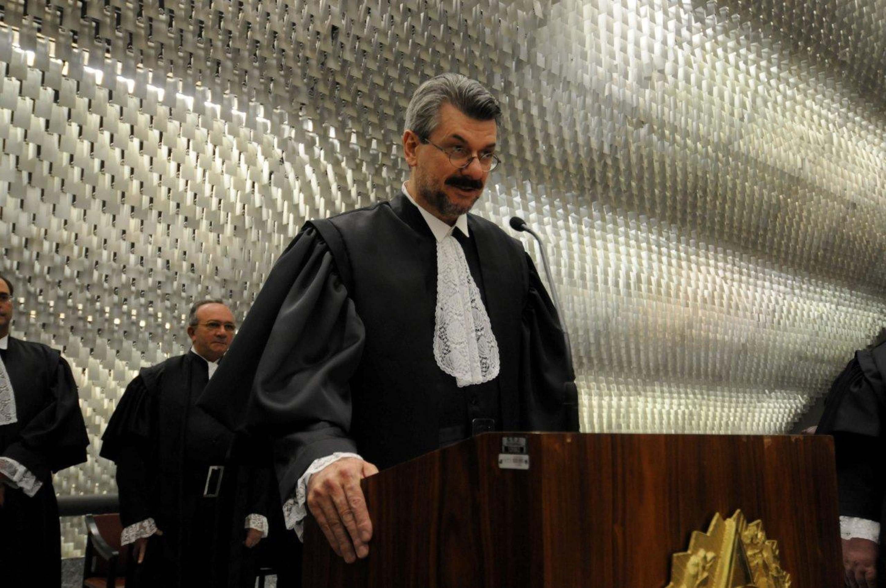 Buzzi perde cargo no STJ após condenação por assédio e importunação
