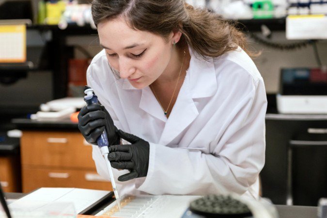 Lana Zholudeva é pesquisadora do Gladstone Institutes e primeira autora do novo estudo - (crédito: Institutos Gladstone) Lana Zholudeva é pesquisadora do Gladstone Institutes e primeira autora do novo estudo - (crédito: Institutos Gladstone)