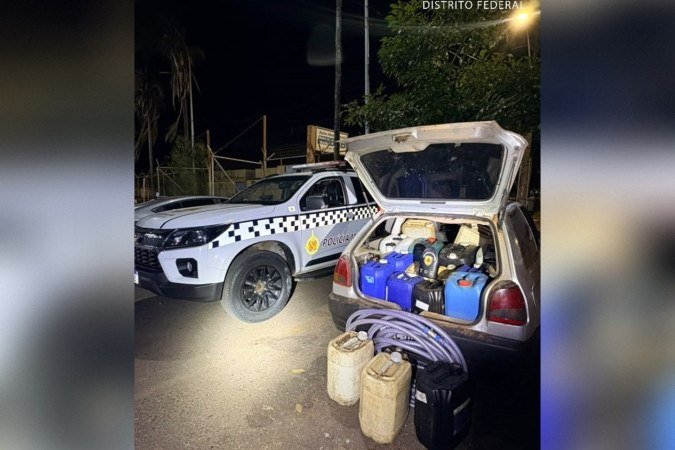 Os galões com o etanol foram encontrados dentro do porta-malas do carro do homem - (crédito: Reprodução/PMDF) Os galões com o etanol foram encontrados dentro do porta-malas do carro do homem - (crédito: Reprodução/PMDF)