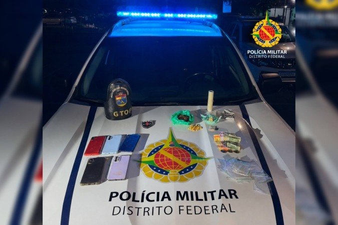 O jovem e os itens recolhidos foram encaminhados à Delegacia da Criança e do Adolescente (DCA) - (crédito: Divulgação/PMDF) O jovem e os itens recolhidos foram encaminhados à Delegacia da Criança e do Adolescente (DCA) - (crédito: Divulgação/PMDF)