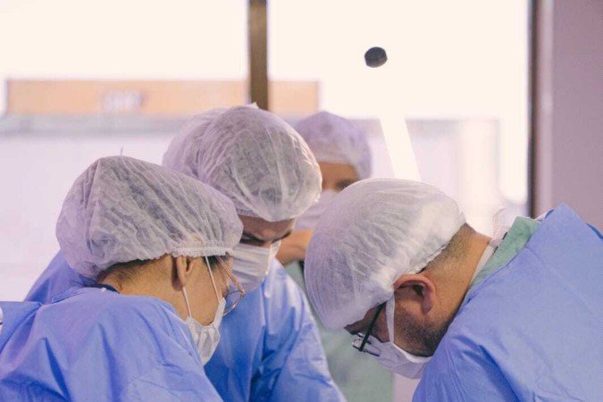 Com uso de enxerto ósseo e tecnologia 3D, cirurgia inédita no Distrito Federal recupera quadril comprometido de aposentada