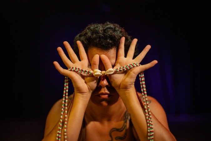 A obra traz para o público uma travessia entre passado, presente e futuro, revisitando memórias individuais e coletivas, questionando os processos históricos que moldaram a identidade brasileira - (crédito: Foto: Divulgação/Tatiana Reis) A obra traz para o público uma travessia entre passado, presente e futuro, revisitando memórias individuais e coletivas, questionando os processos históricos que moldaram a identidade brasileira - (crédito: Foto: Divulgação/Tatiana Reis)