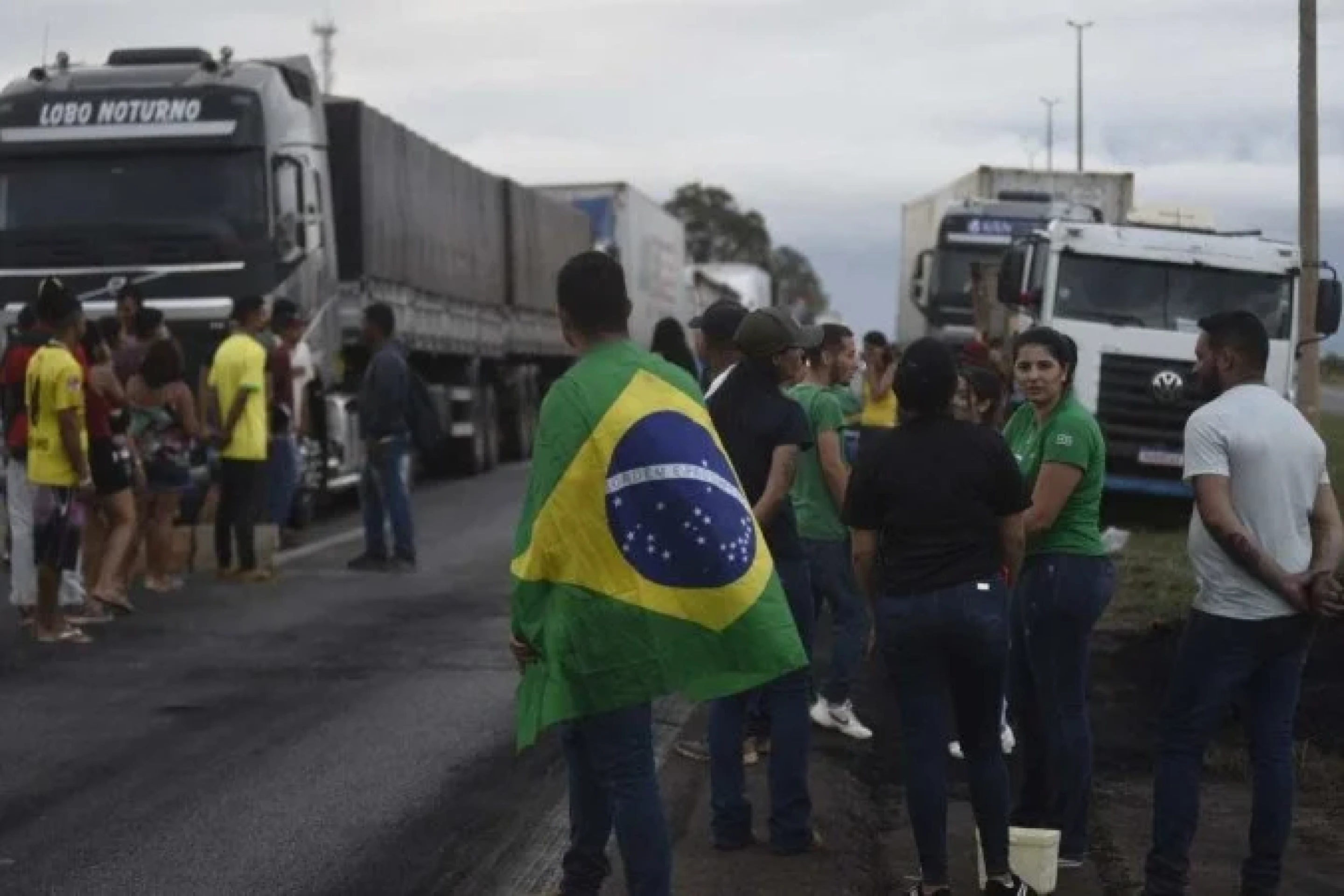 Lula veta anistia a caminhoneiros que bloquearam vias em atos políticos de 22
