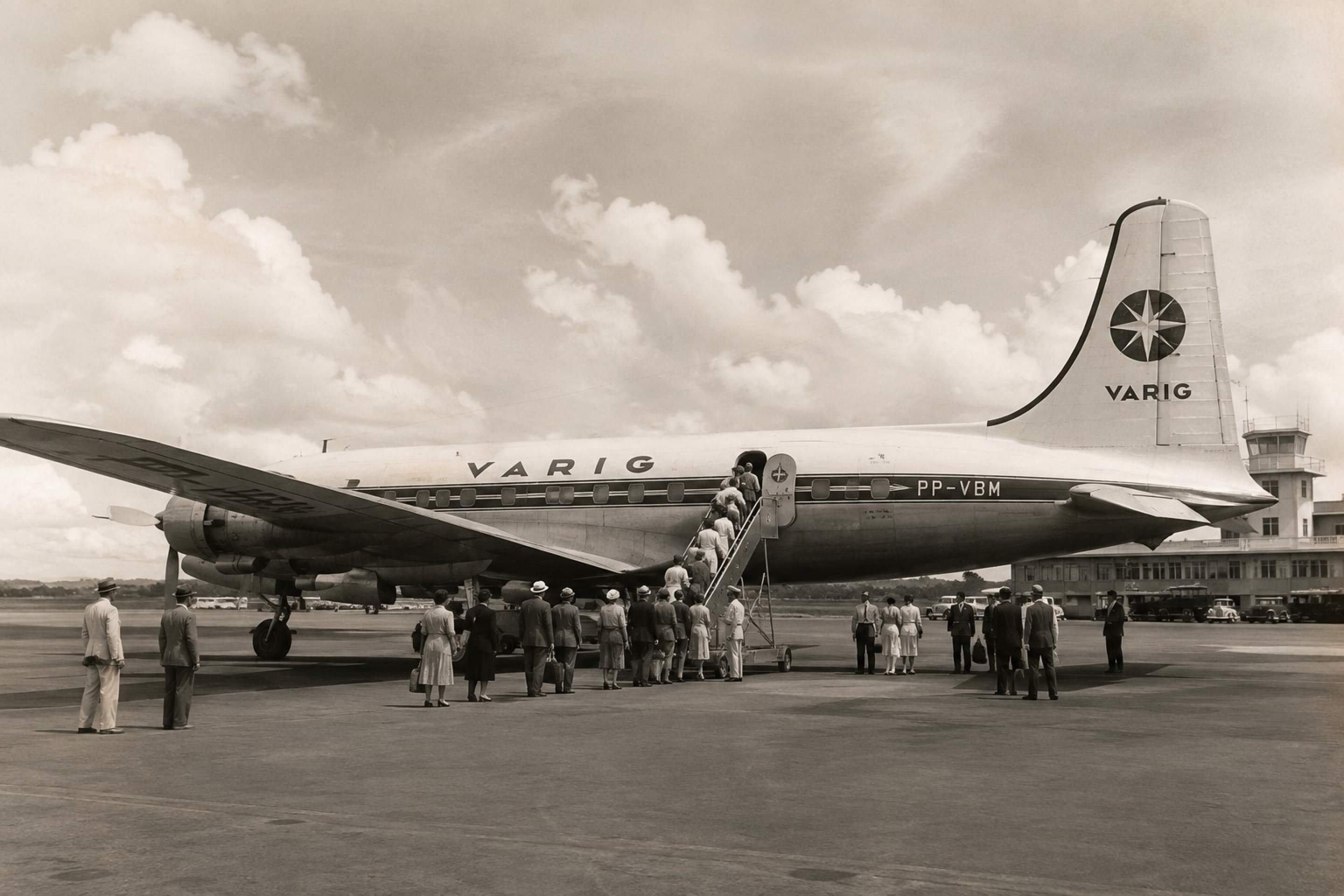 História da aviação comercial brasileira: as curiosidades e os grandes nomes que marcaram os céus do país