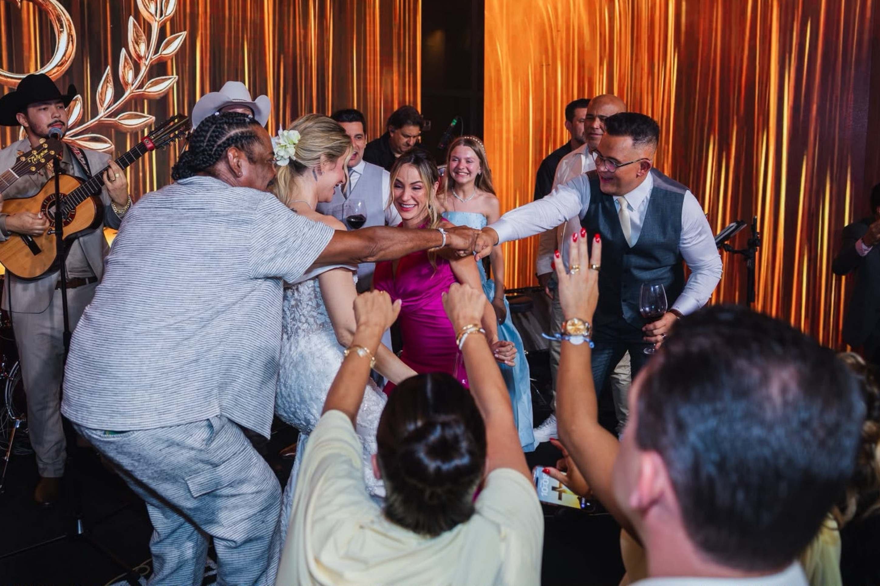 Bruno e Lívia Avelar celebram casamento em cerimônia no Club Med Rio das Pedras