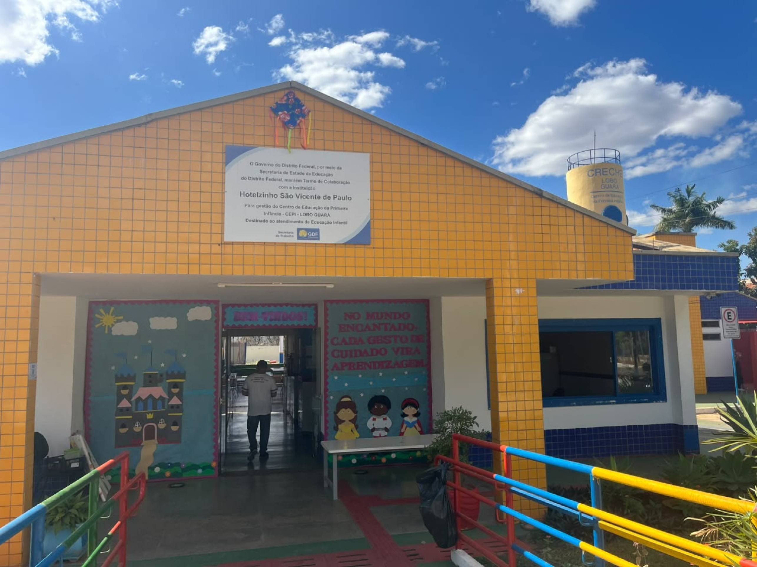 Incêndio em mata força evacuação de creche com 148 crianças