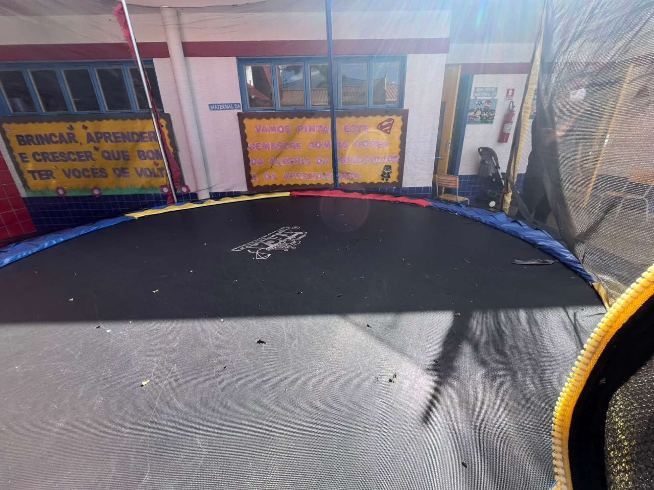 Buracos que ficaram no pula-pula da creche por conta das fagulhas
