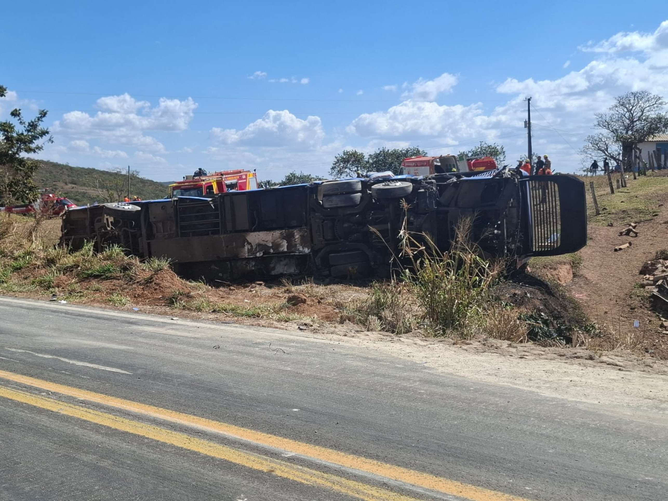 Colisão entre ônibus, caminhão e carros deixa 5 mortos na GO-010 em Luziânia
