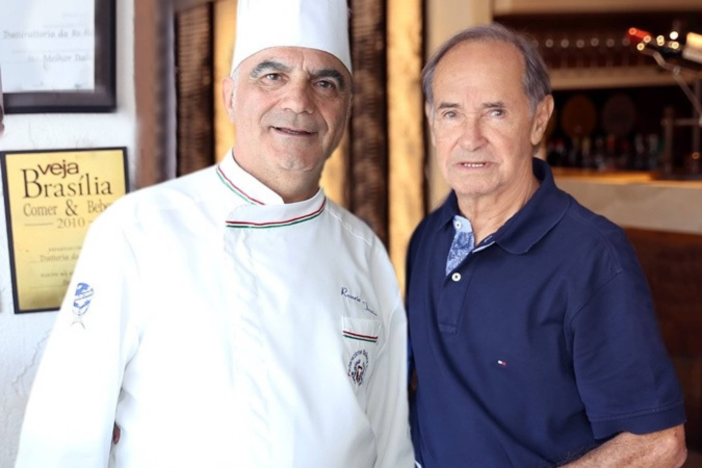 Com o amigo e dono da trattoria da Ros&aacute;rio 