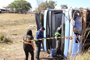 Acidente entre caminhão e ônibus ocorreu nesta sexta-feira, na GO-10, perto de Luziânia - (crédito: Foto: Davi Pereira/D.A/C.B press) Acidente entre caminhão e ônibus ocorreu nesta sexta-feira, na GO-10, perto de Luziânia - (crédito: Foto: Davi Pereira/D.A/C.B press)