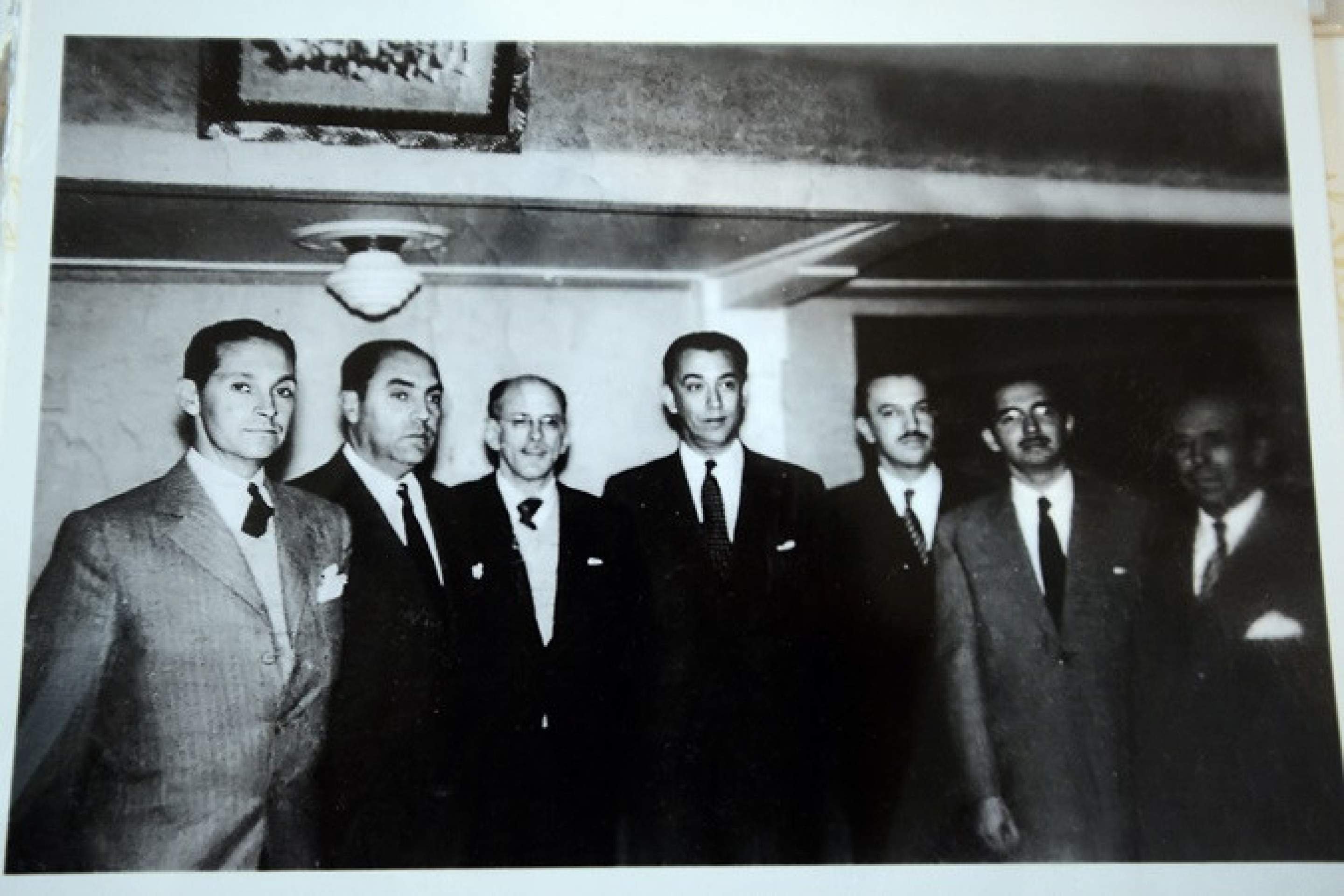 O pai, Ernani Rocha (primeiro &agrave; esquerda), em evento  com JK 